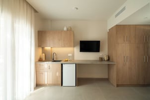 Refrigerador con freezer, cafetera expreso, tetera/pava eléctrica