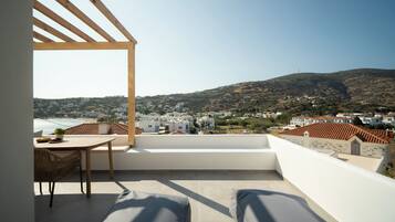 Habitación triple clásica, balcón, vista a la ciudad | Balcón
