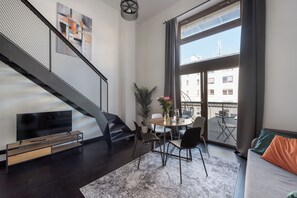 Appartamento Standard, vista cortile | Area soggiorno | TV 36 pollici con canali satellitari