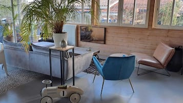 Smart TV, reproductor de DVD, tenis de mesa y libros