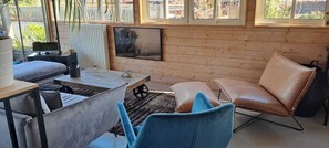 Una Smart TV, un reproductor de DVD, una mesa de tenis de mesa, libros