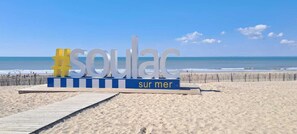 Plage à proximité, chaises longues