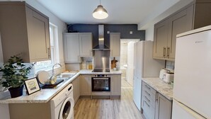 House, 6 Bedrooms | Private kitchen - Queen House (Beeston)