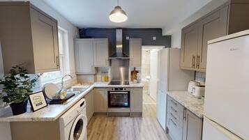 House, 6 Bedrooms | Private kitchen | Full-size fridge, oven, stovetop, freezer