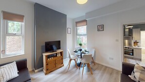 House, 6 Bedrooms | Living area - Queen House (Beeston)