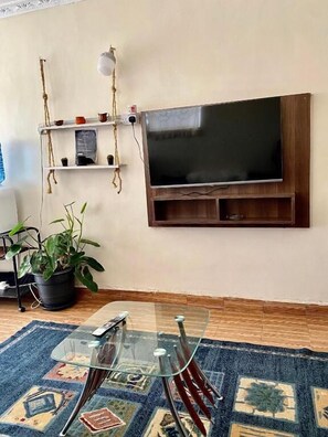 Apartamento Deluxe, vistas al jardín | Zona de estar | Smart TV de 24 pulgadas con canales digitales