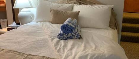 3 slaapkamers, een bureau, een strijkplank/strijkijzer, reisbedje