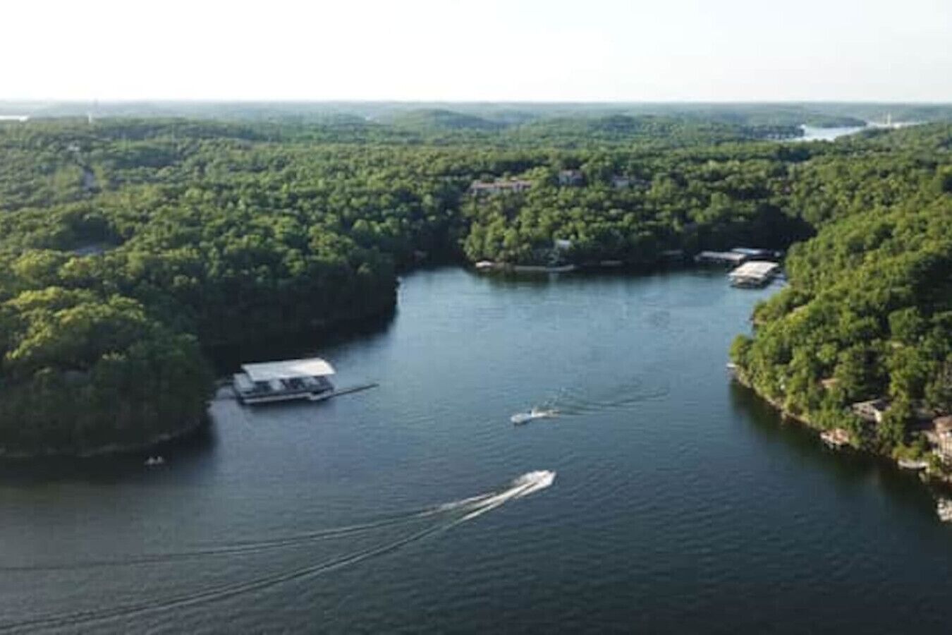 Eine Flusslandschaft, umgeben von dichtem Wald, aus der Vogelperspektive.