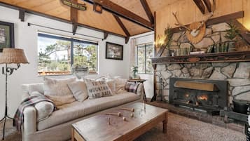 Signature Cabin, 3 Bedrooms, Non Smoking, Kitchen | Living room | 50-inch Smart TV with digital channels