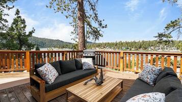 Signature Cabin, 3 Bedrooms, Non Smoking, Kitchen | Terrace/patio