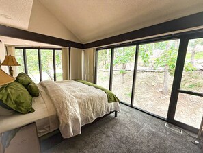 3 habitaciones, escritorio y tabla de planchar con plancha 