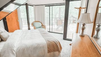 3 bedrooms, desk, iron/ironing board, travel cot