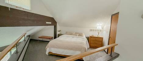 3 slaapkamers, een bureau, een strijkplank/strijkijzer, reisbedje