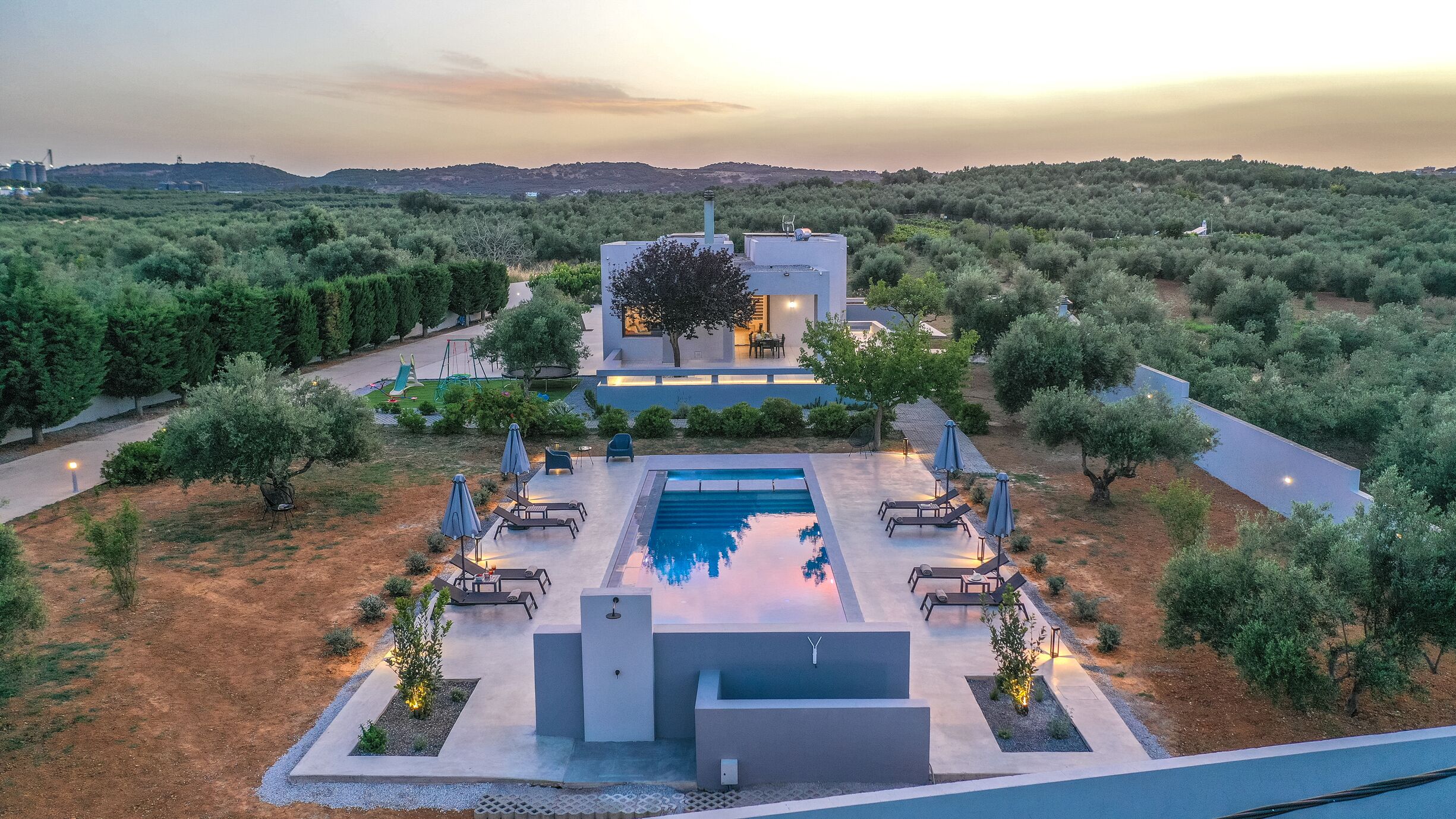 Utomhuspool och uppvärmd pool