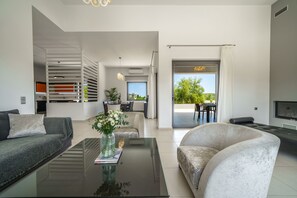 Smart TV, videogiochi, tavolo da ping pong, libri