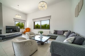 Smart TV, videogiochi, tavolo da ping pong, libri