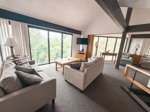 Smart TV - Treetop Village Cedar Shores #70-Lakefront/3BD/3BA/Pools/Grill/Dock/Firepit-6PP (Village of Four Seasons)