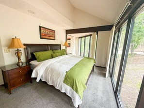 3 Schlafzimmer, Schreibtisch, Bügeleisen/Bügelbrett, Reisekinderbett