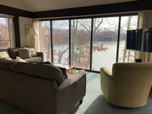 Smart TV - Treetop Village Birch Breeze #75-Lakefront/3BD/3BA/Pools/Grill/Dock/Firepit-6PP (Village of Four Seasons)