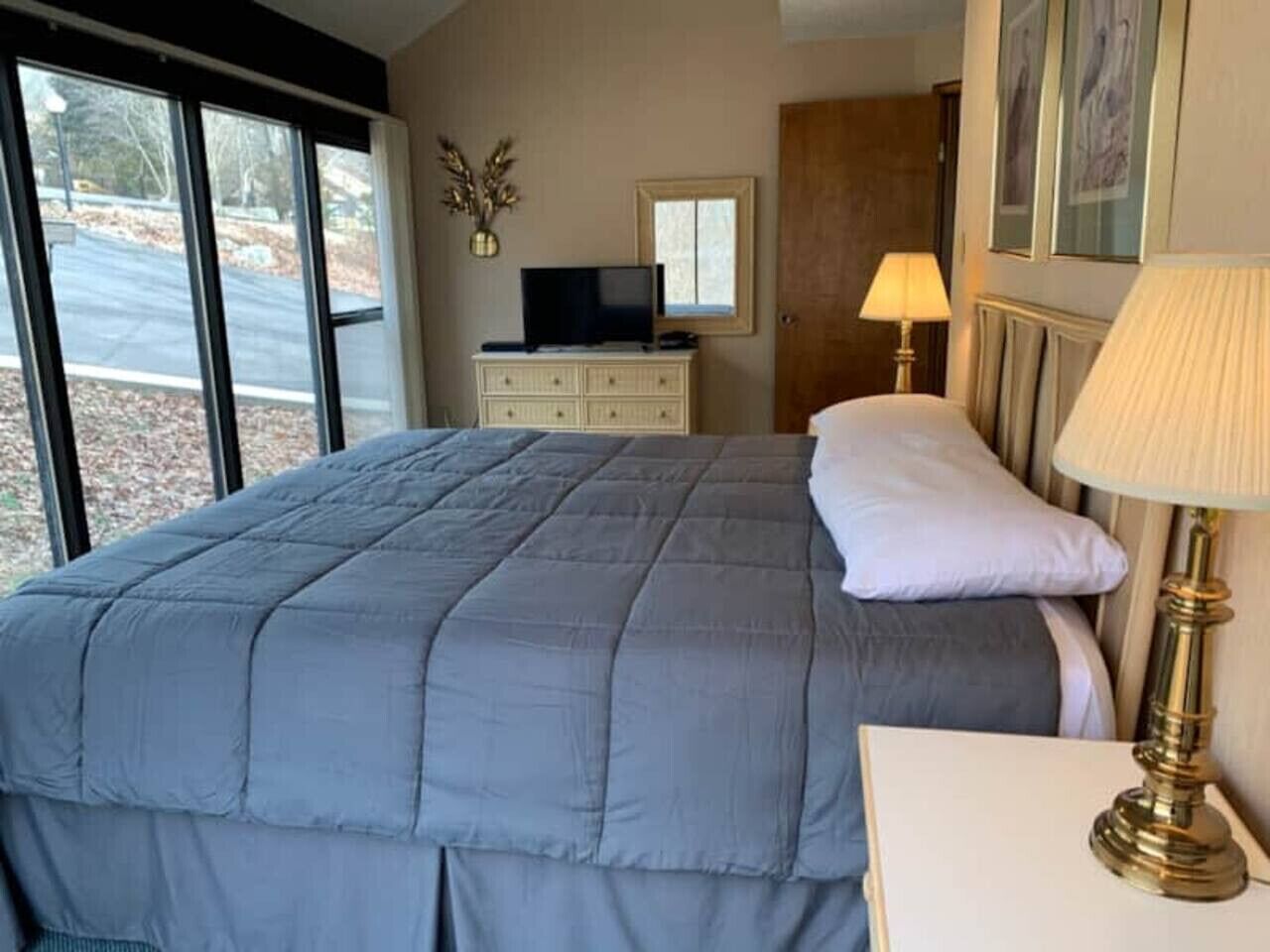 3 slaapkamers, een bureau, een strijkplank/strijkijzer, reisbedje