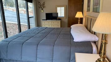 3 slaapkamers, een bureau, een strijkplank/strijkijzer, reisbedje