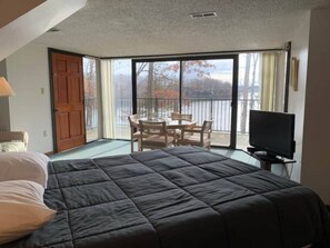 3 slaapkamers, een bureau, een strijkplank/strijkijzer, reisbedje