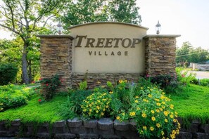 Property grounds - Treetop Village Birch Breeze #75-Lakefront/3BD/3BA/Pools/Grill/Dock/Firepit-6PP (Village of Four Seasons)