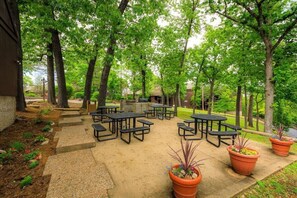 Outdoor dining - Lakeview Condo-Dock/Pool/Hottub/Sauna-8PP (Missouri)