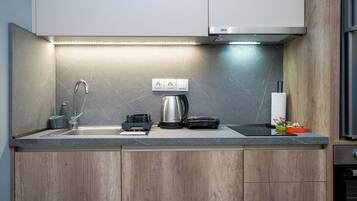 Kahvin-/teenkeitin, leivänpaahdin, syöttötuoli, ruokailupöytä