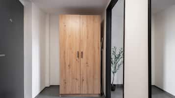 Apartamento conforto, vista para o pátio | Guarda-roupa