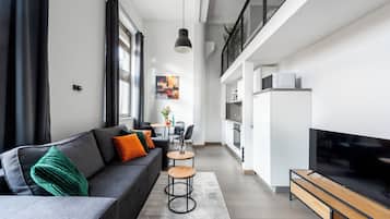 Apartamento conforto, vista para o pátio | Área de estar | TV de tela plana 40 polegadas com canais a cabo