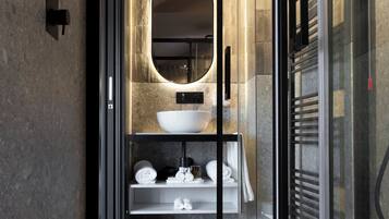 Suite – exclusive, terrasse, utsikt mot innsjø | Bad | Dusj, designertoalettartikler, hårføner og badekåper