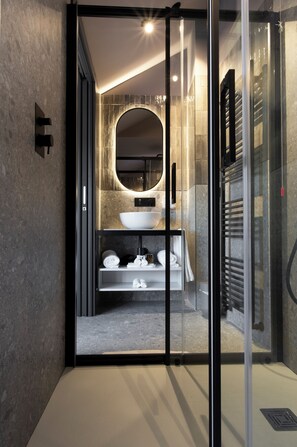Suite – exclusive, terrasse, utsikt mot innsjø | Bad | Dusj, designertoalettartikler, hårføner og badekåper