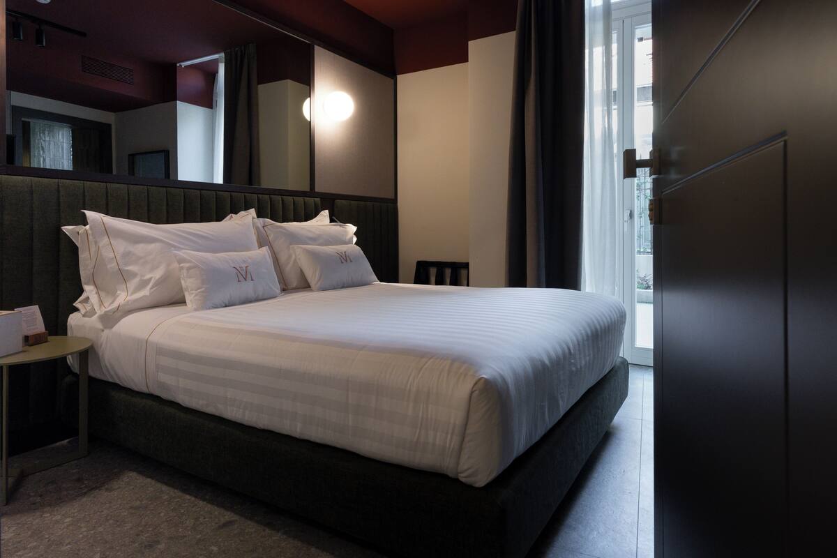 Phòng đôi Deluxe, hiên | Chăn bông, minibar, két bảo mật tại phòng, bàn 