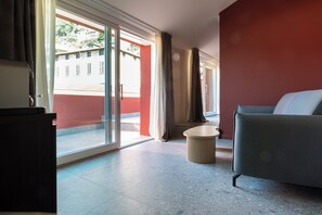 Minibar, caja de seguridad en la habitación y escritorio 