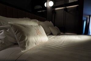 Minibar, caja de seguridad en la habitación y escritorio 