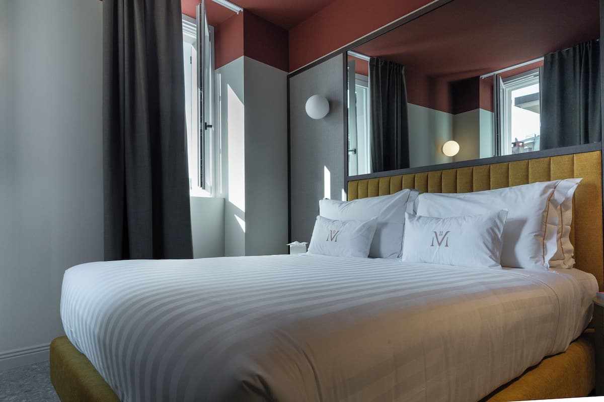 Rom – deluxe, delvis utsikt mot innsjø | Dundyner, minibar, safe på rommet og skrivebord