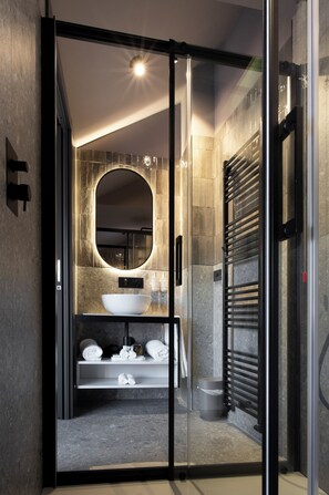 Suite – exclusive, terrasse, utsikt mot innsjø | Bad | Dusj, designertoalettartikler, hårføner og badekåper
