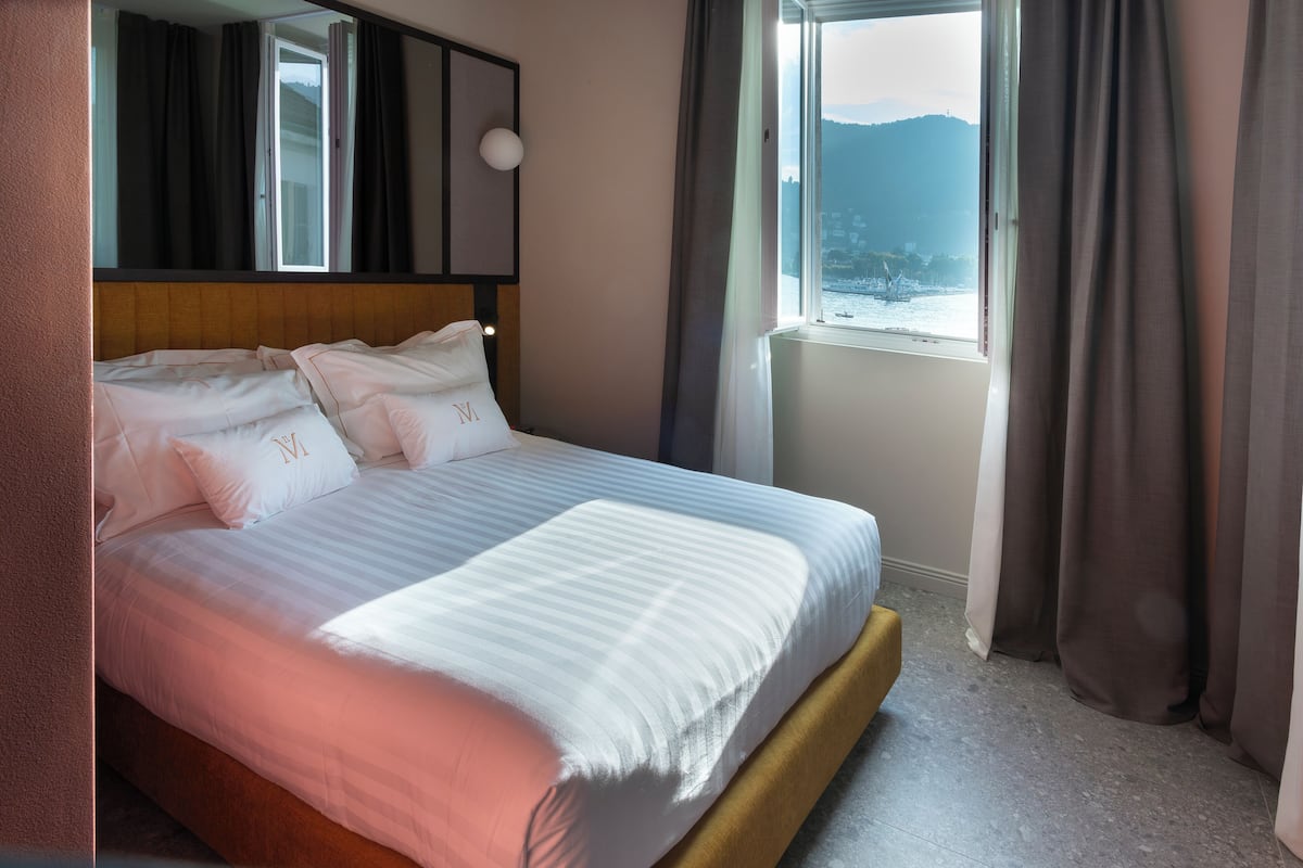 Suite – junior, utsikt mot innsjø | Dundyner, minibar, safe på rommet og skrivebord