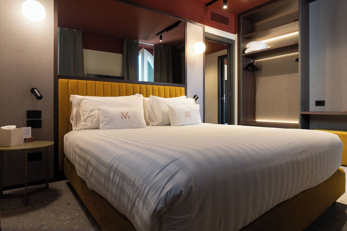 Phòng Suite Premium, quang cảnh vườn | Chăn bông, minibar, két bảo mật tại phòng, bàn 