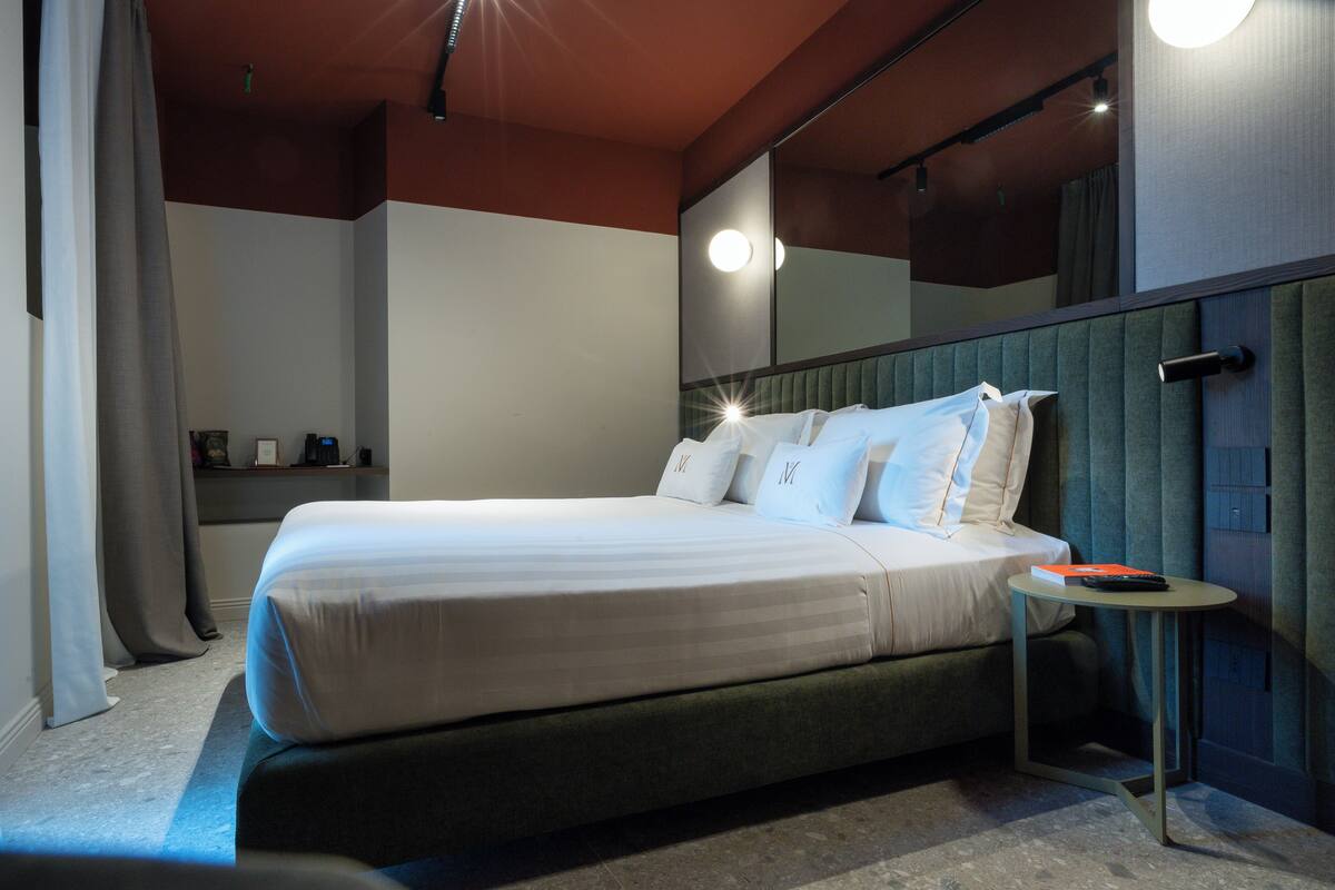 Phòng Suite Junior, hiên | Chăn bông, minibar, két bảo mật tại phòng, bàn 