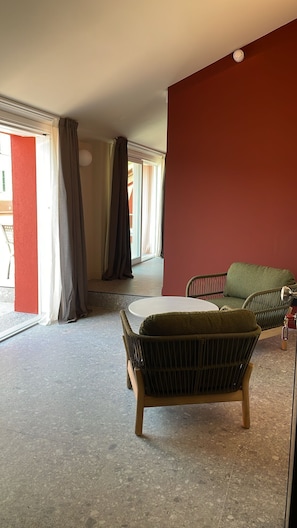 Exclusive Suite, Lake View | Living area