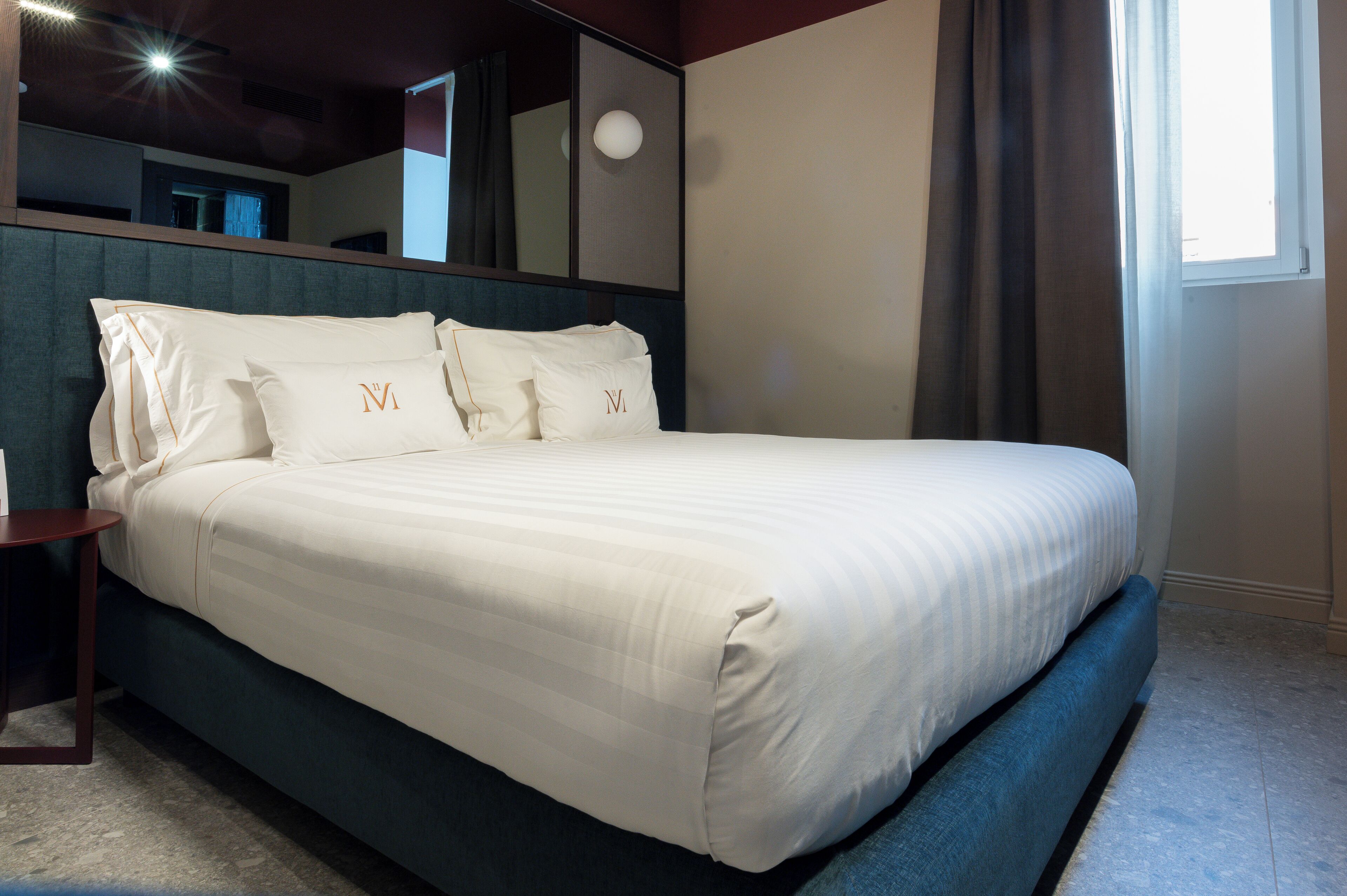 Habitación doble clásica | Minibar, caja de seguridad en la habitación y escritorio 