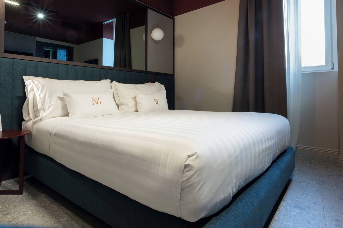 Phòng đôi phong cách cổ điển | Chăn bông, minibar, két bảo mật tại phòng, bàn 