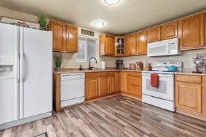 Refrigerador, microondas, horno y parrilla de estufa 