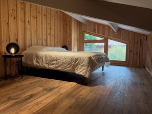 5 bedrooms, iron/ironing board, WiFi, bed sheets