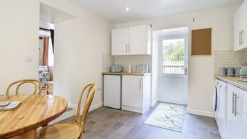 Dishwasher, cookware/dishes/utensils