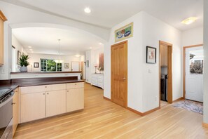 Casa, diversos llits, pati, vistes al jardí (2838 Annelise Way) | Cuina privada | Frigorífic, microones, forn i placa de cuina 