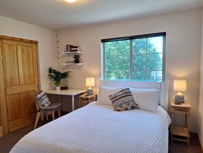 Maison, Plusieurs lits, patio, vue sur le jardin (2838 Annelise Way) | 3 chambres, décor unique, ameublement unique, bureau