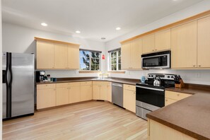 House, Multiple Beds, Patio, Garden View (2838 Annelise Way) | Private kitchen | Fridge, microwave, oven, stovetop